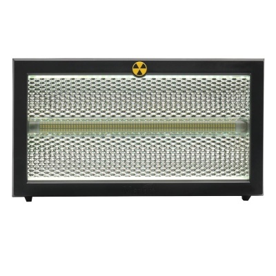 Aquecedor elétrico retangular com moldura preta e grelha metálica prateada