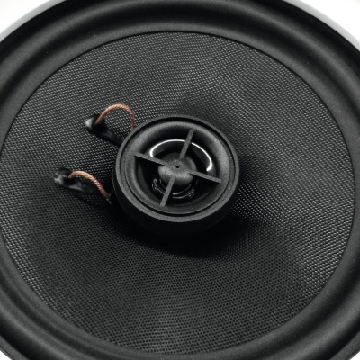 Coluna de som redonda preta com textura e componente central