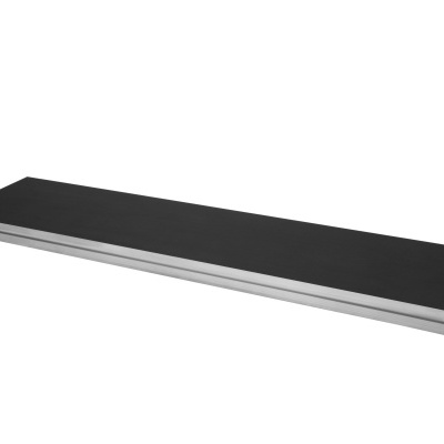 Placa retangular preta com bordas cinza