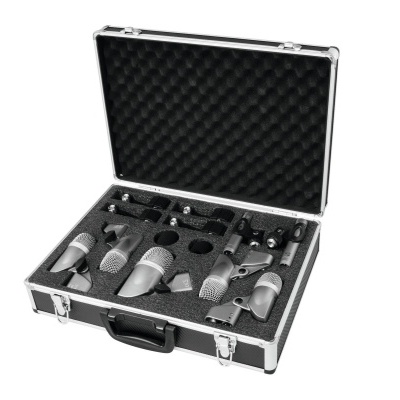 Estojo preto com conjunto de microfones metálicos cinzentos e prateados