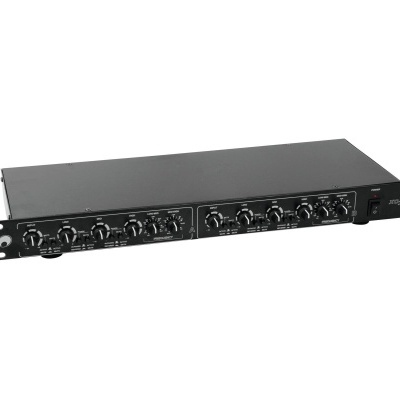 Equipamento de áudio em rack preto com botões e texto em branco