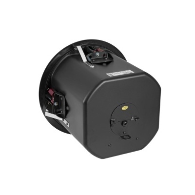 Capacete preto cilíndrico com fechos metálicos e placa branca