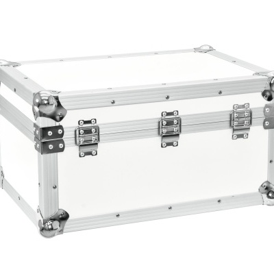 Caixa de armazenamento branca com reforços metálicos prateados