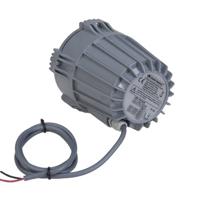 Equipamento eléctrico cinzento com cabo e etiqueta circular com texto técnico