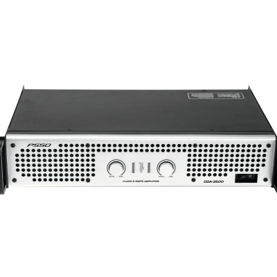 Amplificador de potência preto e cinzento com manípulas e entrada USB