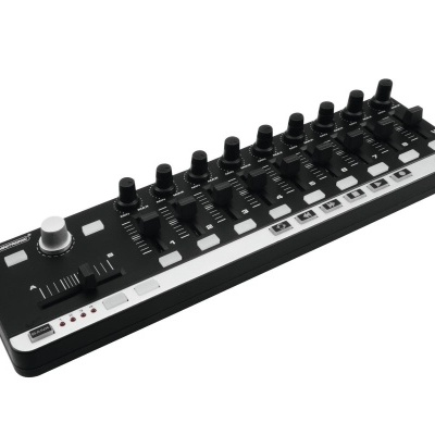Controlador MIDI preto com botões e sliders num fundo branco