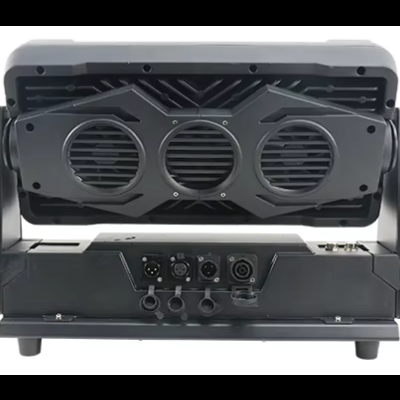 Luminária de palco preta com três ventiladores circulares e várias conexões na parte traseira