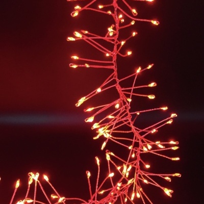 Cordão de luzes vermelhas de Natal em fundo escuro