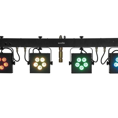 Sistema de iluminação LED com quatro focos coloridos montados numa barra preta