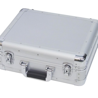 Mala metálica cinza com fechaduras e pega preta