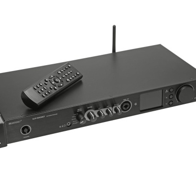 Aparelho eletrónico preto com comando e antena sobre fundo branco