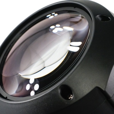 Lente preta grande com reflexos em fundo branco