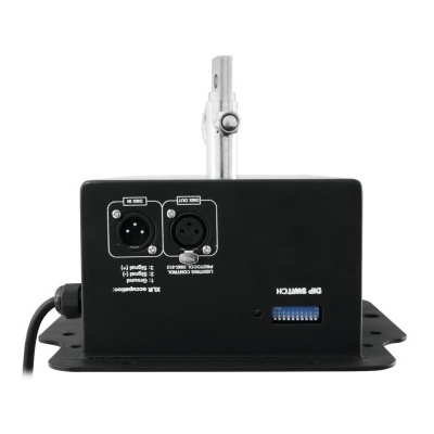 Caixa preta de controlo com conectores XLR e interruptor azul montada numa base preta