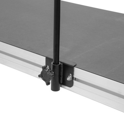 Estrutura metálica com superfície lisa escura e suporte com parafuso de aperto