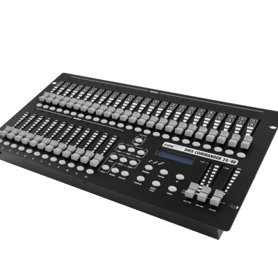 Mesa de controle de iluminação DMX preta com botões e sliders brancos