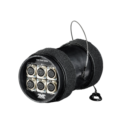 Divisor de sinal DMX preto com seis conectores e gancho metálico.