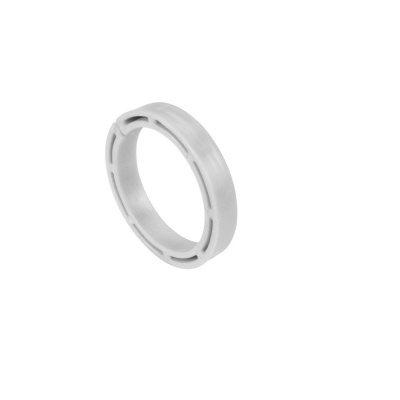 Anel prateado com relevos segmentados em fundo branco