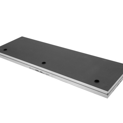 Base retangular preta com orifícios e borda prateada