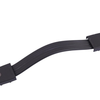 Alça preta com parafusos em fundo branco