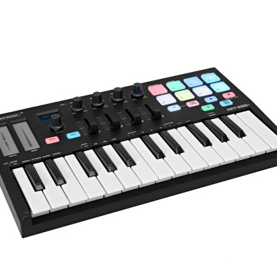 Controlador MIDI de teclado preto com 25 teclas e botões coloridos num fundo branco