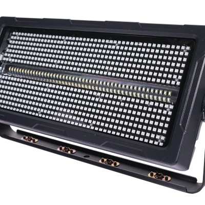 Refletor de luz preto com grade frontal e suporte ajustável.
