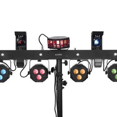 Sistema de iluminação de palco Eurolite com múltiplas luzes coloridas montadas em barra preta