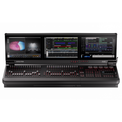 Consola de controlo AVOLITES preta com três ecrãs e muitos botões e sliders