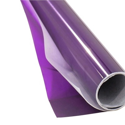 Rolo de papel de embrulho roxo translúcido brilhante enrolado