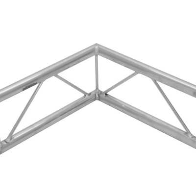 Estrutura metálica em ângulo com barras diagonais