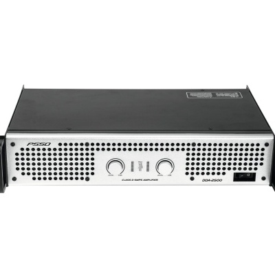 Amplificador de áudio preto e cinza com botões e painéis perfurados