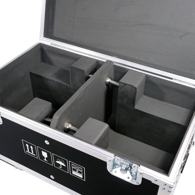 Estojo de transporte preto com interior em espuma moldada e armação metálica