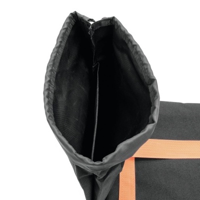 Mochila preta com detalhes laranja e abertura superior