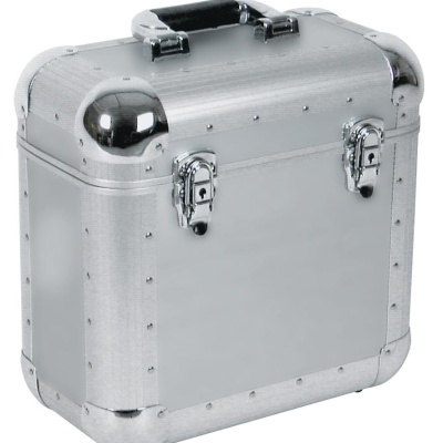 Mala de transporte metálica prateada com cantos reforçados e pega preta