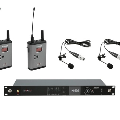 Conjunto de microfone sem fios WISE com duas unidades recetoras, dois microfones de lapela e unidade central em rack preta.