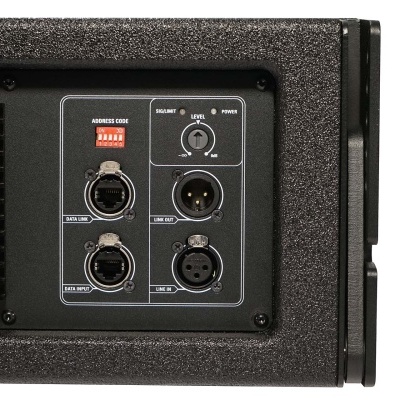 Painel traseiro de equipamento de áudio preto com conectores e botões