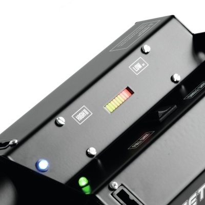 Equipamento metálico preto com indicadores e luzes LED