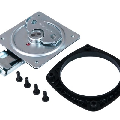 Componentes metálicos e plástico para montagem mecânica sobre fundo branco