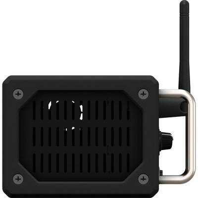 Dispositivo eletrônico preto com grelha frontal e antena vertical.