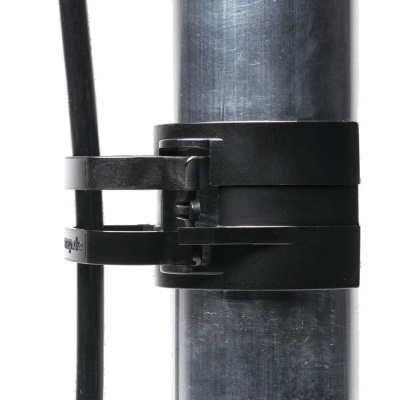 Abraçadeira preta em tubo metálico prateado com cabo preto