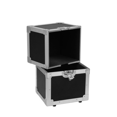 Caixa de transporte preta com estrutura metálica prateada, tampa aberta