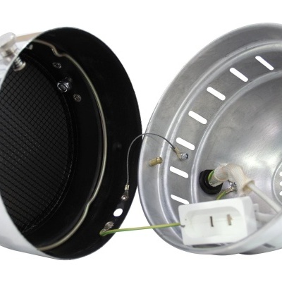 Coluna de som portátil desmontada, estrutura metálica prateada com grelha preta