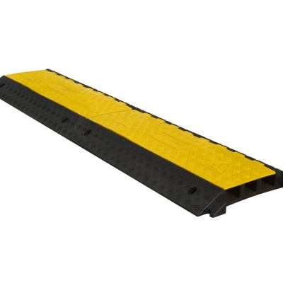 rampa ou proteção de cabo preta e amarelo com superfície texturizada