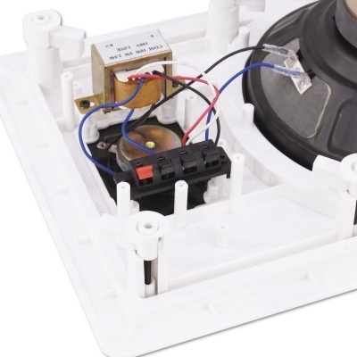 Componente eletrónica com transformador, fios coloridos e altifalante numa base branca de plástico