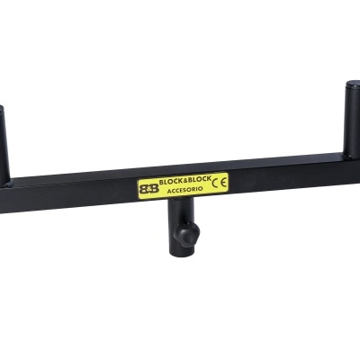 Acessório metálico preto com dois postes verticais e etiqueta amarela