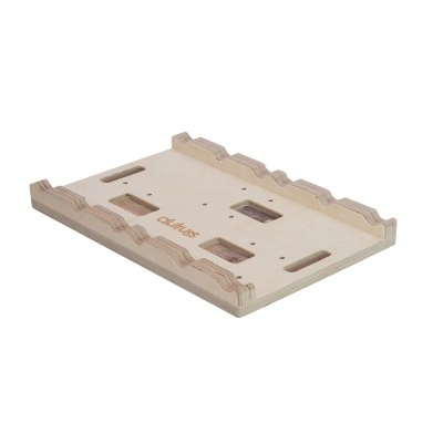 Peça de madeira clara entalhada com a palavra DUKE'S gravada