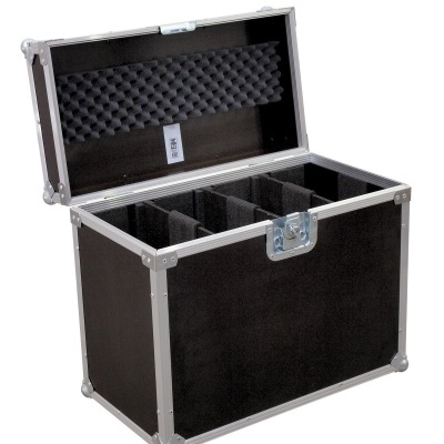 Mala rígida preta com divisórias e estrutura em metal prateado