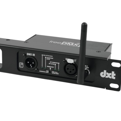 Dispositivo eletrónico preto com antena e conexões DMX