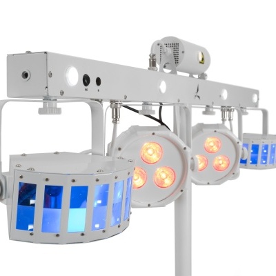 Luz cirúrgica branca com focos laranja e azul montada em estrutura branca