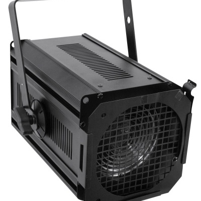 Refletor ou projetor de luz profissional preto com grade frontal.