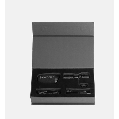 Estojo preto aberto com acessórios de áudio Saramonic organizados em espuma preta